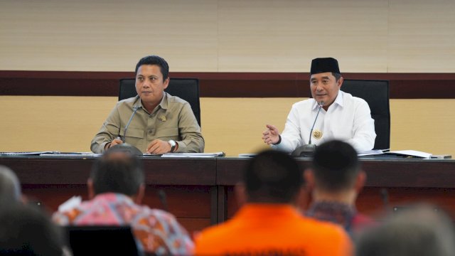 Pj Gubernur Sulsel Bahtiar Baharuddin, bersama Wakil Ketua Komisi V DPR RI Andi Iwan Darmawan Aras, saat menerima Rombongan Komisi V bersama Mitra Kerjanya, Jumat (05/04/2024). (Istimewa)