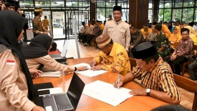 Bupati dan Wabup Soppeng Ajak Pejabat Bayar Zakat Sekaligus Beri Bantuan Anak Yatim Piatu