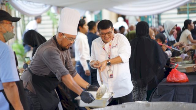 Indosat libatkan pelaku UMKM lokal dalam gerakan berbagi hidangan berbuka untuk warga Makassar di Masjid Raya Makassar, kemarin. (Dok. Indosat Ooredoo Hutchison)