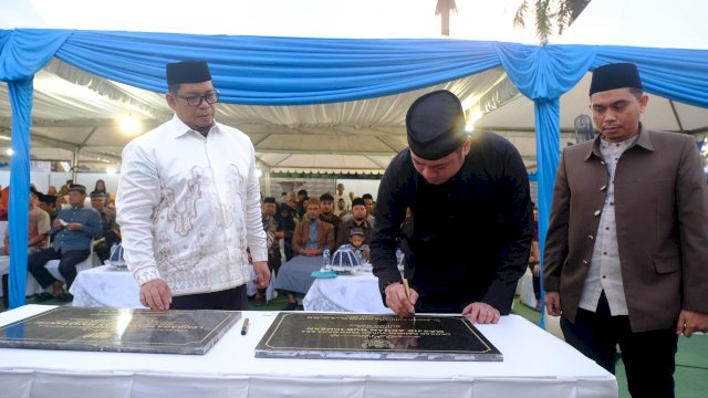 Bupati Gowa Adnan Purichta Ichsan didampingi Kepala Dinas Pendidikan Taufik Mursad (kiri) saat melakukan penandatanganan prasasti Masjid Adnan Nur Ichsan milik LPM Kabupaten Gowa, kemarin. (Dok. Humas Gowa)