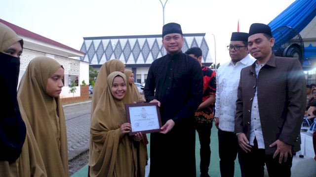 Bupati Gowa Adnan Purichta Ichsan saat melakukan buka puasa sekaligus tarawih bersama LPM Kabupaten Gowa, di Jalan Poros Limbung, Kecamatan Bajeng, kemarin. (Dok. Humas Gowa)