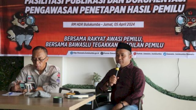 Komisioner Bawaslu Bulukumba, Awaluddin saat memaparkan hasil penetapan Pemilu 2024, Jumat (05/03/2024).