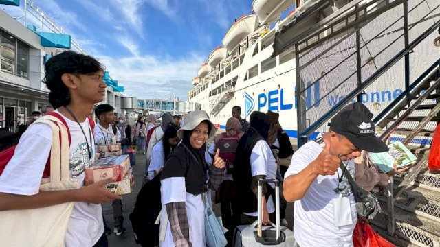 Para penumpang Kapal Pelni Tujuan Kota Baubau Sulawesi Tenggara, yang berangkat dari Pelabuhan Soekarno-Hatta Makassar, melalui Program Mudik Gratis dari PLN UID Sulselrabar. (Istimewa)