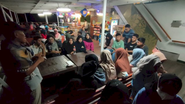 Mahasiswa asal Bima, NTB yang kuliah di beberapa Perguruan Tinggi di Kota Makassar, saat menggelar kegiatan sosialisasi kepada lulusan SMTA yang lulus melalui jalur prestasi di beberapa Perguruan Tinggi Negeri di Makassar dalam pelayaran KM Tilongkabila Makassar-Labuan Bajo, Sabtu (06/04/2024). (Foto: M. Dahlan Abubakar)
