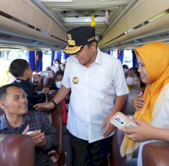 Penjabat Gubernur Sulsel Lepas dan Beri Bantuan Paket Sembako ke 500 Peserta Mudik Gratis