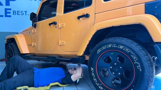 Sebagai upaya memberikan kenyamanan kepada pelanggan Jeep. Kalla Kars menyediakan pemasangan Electric Foot Step. (Dok. Kalla Kars)