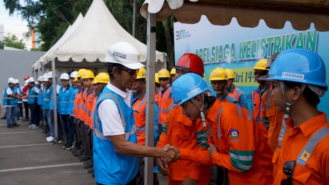 GM PLN UID Sulselrabar Moch. Andy Adchaminoerdin, menyalami petugas lapangan PLN usai Apel Siaga Kelistrikan, Ahad (07/04/2024). (Istimewa)