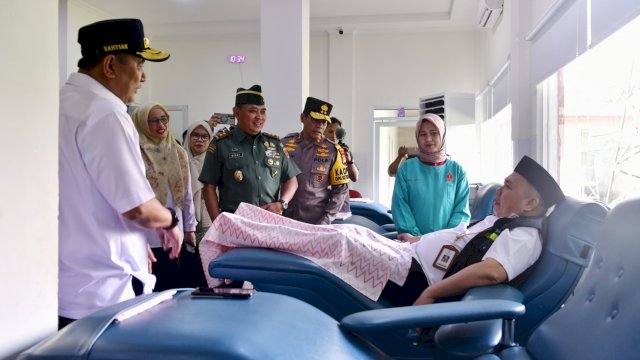 Pj Gubernur Sulsel Bahtiar Baharuddin bersama Kapolda Sulsel Irjen Pol Andi Rian dan Pangdam XIV Hasanuddin Mayjen TNI Bobby Rinal Makmun, berbincang dengan salah satu pasien di RSUD Haji Makassar, Senin (08/04/2024). (Istimewa)