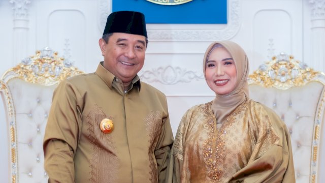 Pj Gubernur Sulsel Bahtiar Baharuddin, bersama Isterinya Sofha Marwah Bahtiar. (Istimewa)