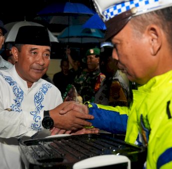 Pj Gubernur Bahtiar dan Forkopimda Pantau Keamanan dan Bagikan Paket Lebaran di Malam Takbiran