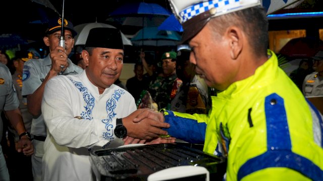 Pj Gubernur Sulsel Bahtiar Baharuddin, bersama Kapolda Sulsel Irjen Pol Andi Rian R Djajadi, dan Forkopimda melakukan peninjauan pos pengamanan terpadu, Selasa (09/04/2024). (Istimewa)