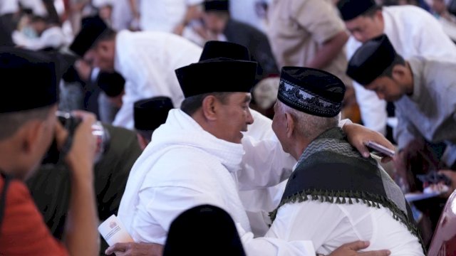 Pj Gubernur Sulsel Bahtiar Baharuddin, memeluk salah satu earga saat bersalaman usai Salat ID di Masjid Kubah 99 Asmaul Husna, Rabu (10/04/2024). (Istimewa)