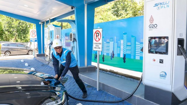 Direktur Utama PLN Darmawan Prasodjo, melakukan pengisian daya kendaraan listrik di SPKLU ultra fast charging di rest area km 626B Saradan, Kabupaten Madiun, Jawa Timur. (Istimewa)