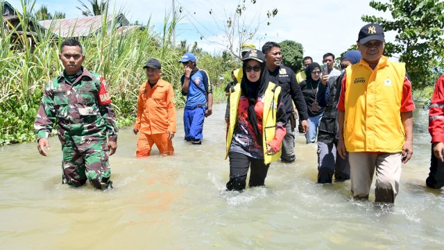 Bupati Luwu Utara Indah Putri Indriani saat meninjau langsung wilayah terdampak banjir di Desa Lembang Lembang.