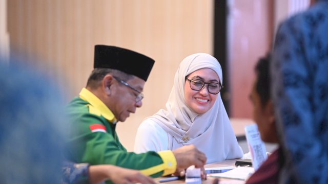 Pengurus Baznas Luwu Utara saat melayani Bupati Luwu Utara Indah Putri Indriani membayar zakat di Aula Laga Ligo Kantor Bupati Luwu Utara. 