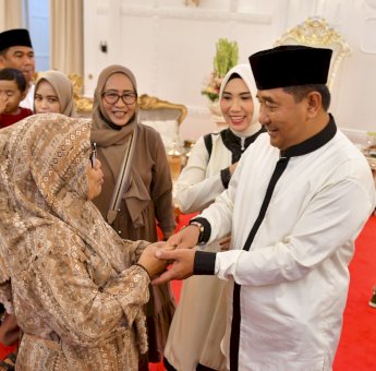 Hingga Malam, Warga Terus Berdatangan ke Open House Lebaran Pj Gubernur Sulsel