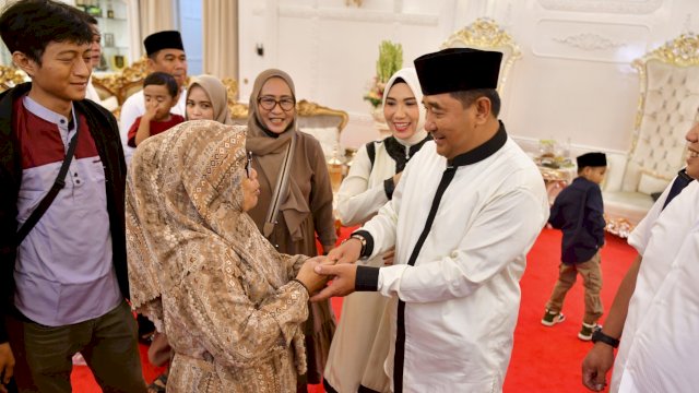Pj Gubernur Sulsel Bahtiar Baharuddin, menyalami salah satu warga yang mengunjungi rumah jabatan saat Open Housr Lebaran Idul Fitri, Rabu (10/04/2024). (Istimewa)