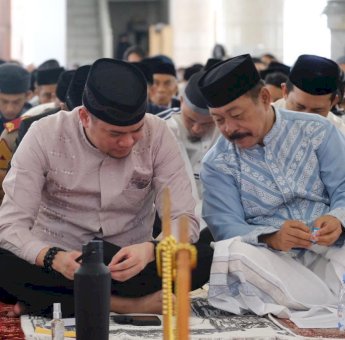 Adnan-Kio Shalat IdulFitri Bersama Warga Gowa di Masjid Agung Syekh Yusuf
