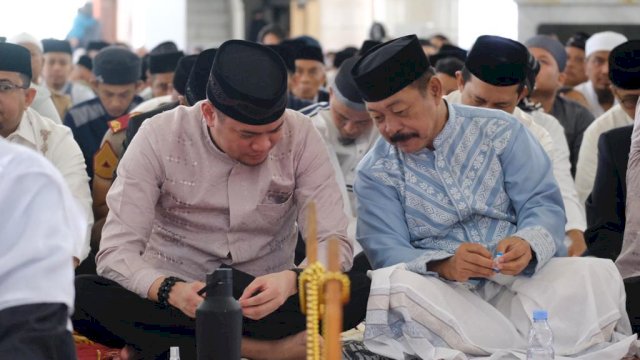 Bupati Gowa Adnan Purichta Ichsan bersama Wakilnya Abd Rauf Malaganni saat melaksanakan shalat IdulFitri bersama masyarakat Kabupaten Gowa, di Masjid Agung Syekh Yusuf, Rabu, (10/04/2024). (Dok. Humas Gowa)