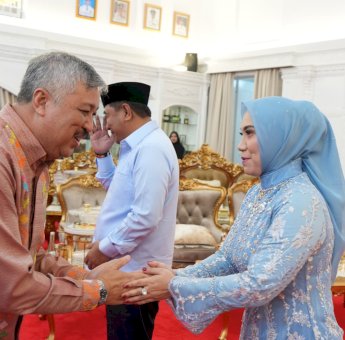 Open House Hari Kedua Lebaran, Pj Gubernur dan Ketua PKK Sulsel Terima Kunjungan Bupati dan Wali Kota
