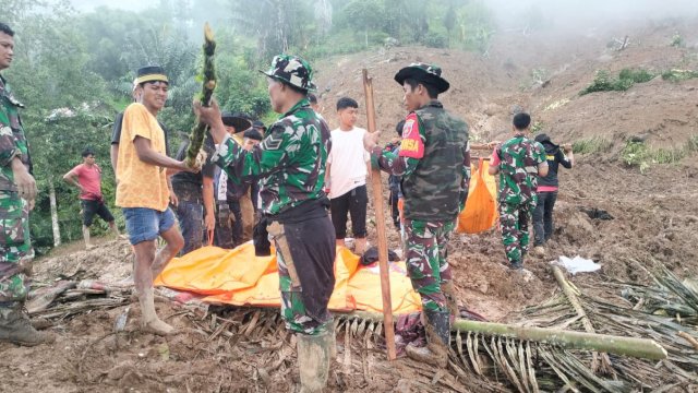 Warga bersama petugas gabungan mengevakuasi korban tertimbun longsor di Tana Toraja, Minggu (14/04/2024). (Istimewa)