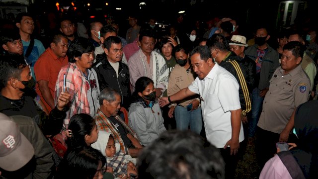 Pj Gubernur Sulsel Bahtiar Baharuddin, saat mengunjungi keluarga korban tanah longsor di Kabupaten Tana Toraja, Ahad (14/04/2024). (Istimewa)