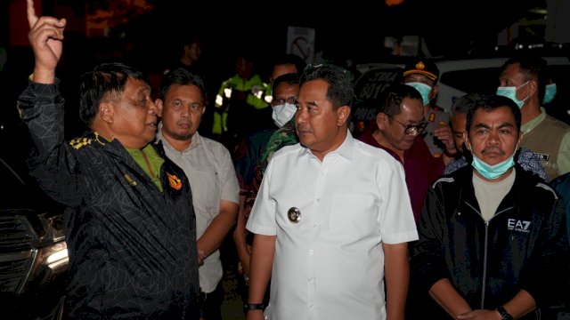 Bupati Tana Toraja Theofillus Allorerung, mendampingi Pj Gubernur Sulsel Bahtiar Baharuddin, mengunjungi korban tanah longsor d RSUD Lakipadada, Ahad (14/04/2024). (Istimewa)