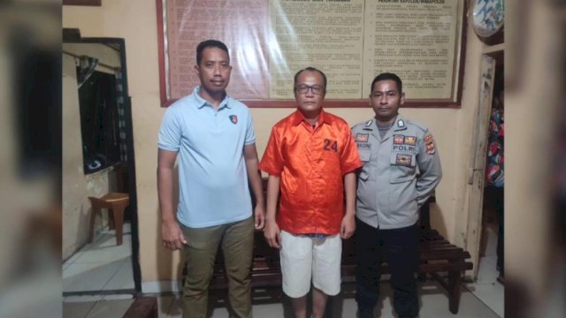 Tersangka Sekda Keerom (tengah) usai diperiksa. (Foto: Humas Polda Papua)