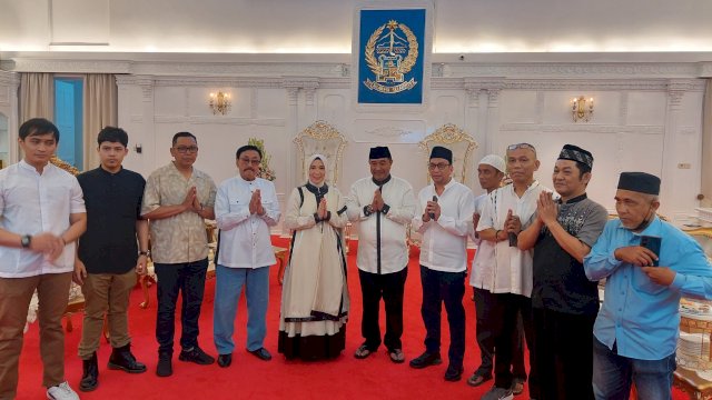 Pj Gubernur Sulsel Bahtiar Baharuddin, bersama Pj Ketua PKK Sulsel Sofha Marwah Bahtiar, menerima Projo Sulsel, Selasa (16/04/2024). (Istimewa)