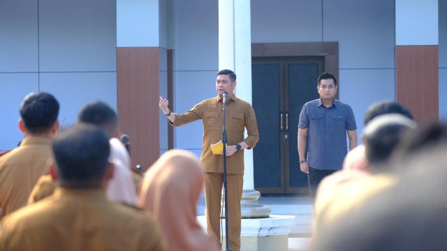 Bupati Gowa Adnan Purichta Ichsan saat memimpin Apel Besar dalam rangka mengecek kedisiplinan ASN Lingkup Pemkab Gowa, di Lapangan Upacara Kantor Bupati Gowa, Selasa (16/04/2024). (Dok. Humas Gowa)