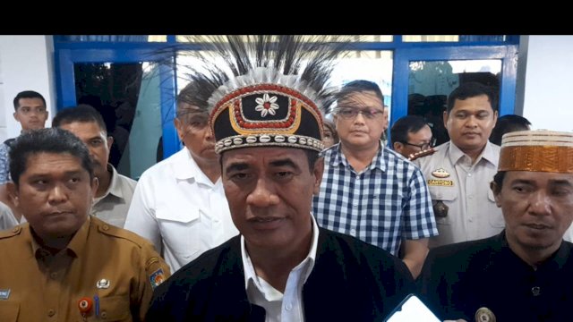 Menteri Pertanian RI Andi Amran Sulaiman, memberikan keterangan pera saat kunjungan ke Kabupaten Merauke. (Foto: Hendrik Resi / republiknews.co.id)