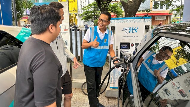 GM PLN UID Sulselrabar Moch. Andy Adchaminoerdin, saat membantu pengisian Listrik ke Mobil Listrik di SPKLU PLN Jalan Hertasning Makassar. (Istimewa)