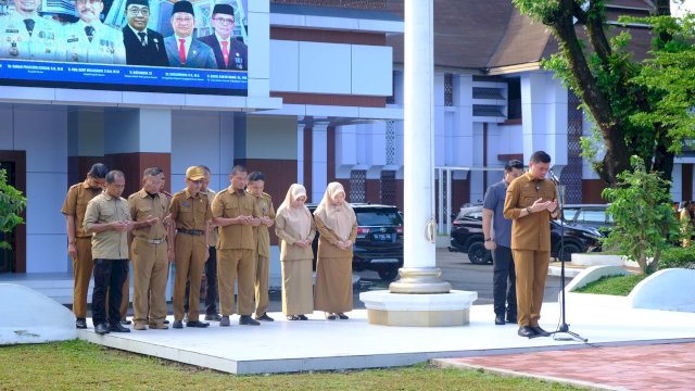 11 ASN Pemkab Gowa (bagian belakang) mendapatkan reward umrah karena khatam Alquran 5 hingga 9 kali selama Ramadan yang diumumkan Bupati Gowa Adnan Purichta Ichsan, di sela-sela memimpin Apel Pagi, di Lapangan Upacara Kantor Bupati Gowa, Selasa, (16/04/2024). (Dok. Humas Gowa)