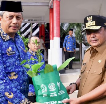 Hari Kesadaran Nasional, Pj Gubernur Sulsel Serahkan 4100 Bibit Pohon dan 2341 SK PPPK