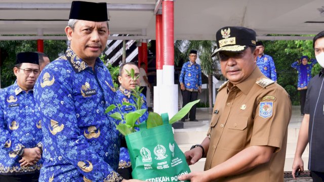 Pj Gubernur Sulsel Bahtiar Baharuddin, menyerahkan secara simbolis Bibit Pohon kepada Pj Sekda Provinsi Sulsel Andi Muhammad Arsjad, Rabu (17/04/2024). (Istimewa)
