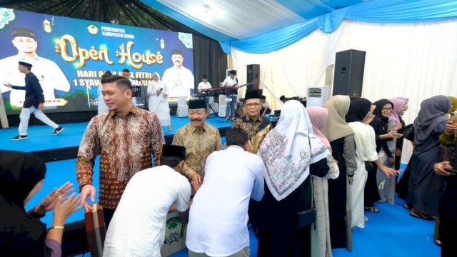 Bupati Gowa Adnan Purichta Ichsan bersama Wakilnya Abd Rauf Malaganni dan Pj. Sekda Gowa Abd. Karim Dania saat memberikan ucapan IdulFitri kepada masyarakat yang hadir dalam Open House Pemkab Gowa, di Halaman Rujab Bupati Gowa, kemarin. (Dok. Humas Gowa)
