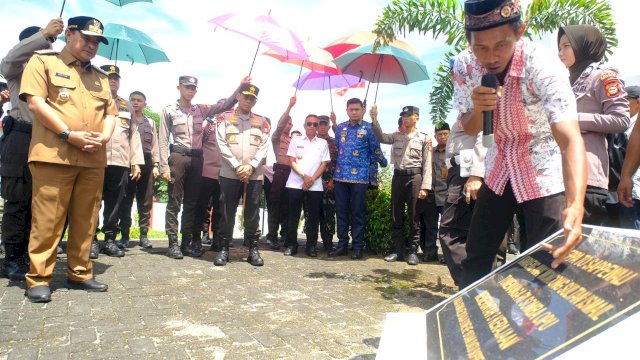 Bupati Gowa Adnan Purichta Ichsan saat menghadiri Peresmian Revitalisasi Makam Arung Palakka dan Makam Karaeng Pattingalloang, di Kompleks Makam Arung Palakka, Kelurahan Katangka, Kecamatan Somba Opu, kemarin. (Dok. Humas Gowa)