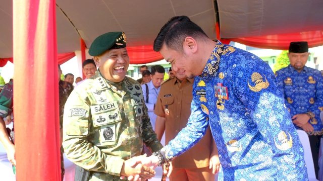 Bupati Gowa Adnan Purichta Ichsan saat menghadiri Serah Terima Jabatan Pangdivif 3 Kostrad dari Mayjen TNI Choirul Anam Kepada Brigjen TNI Bangun Nawoko, di Lapangan Upacara Pangdivif 3 Kostrad, Kecamatan Bontomarannu, Rabu, (17/04/2024). (Dok. Humas Gowa)