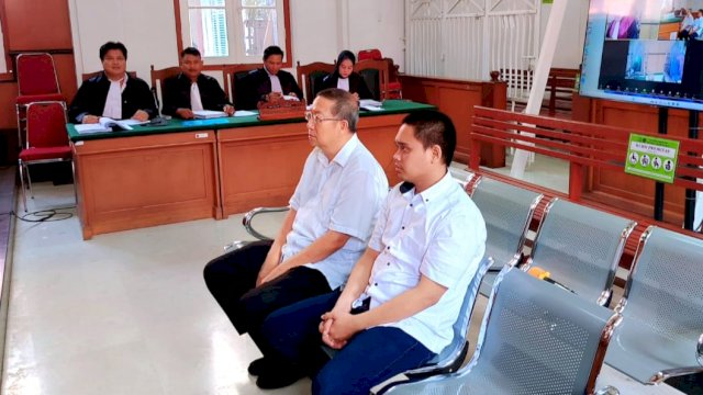 Dua terdakwa kasus korupsi Proyek Jalan di Kecamatan Pasimarannu, Kabupaten Kepulauan Selayar Tahun Anggaran 2019, menjalani persidangan fonis di Pengadilan Tipikor Makassar, Selasa (16/04/2024). (Istimewa)