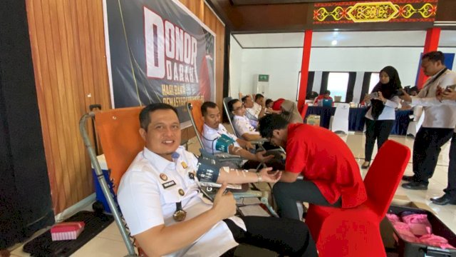 Kepala Lapas Narkotika Klas IIA Samarinda saat ikut serta donor darah di Kanwil Kemenkum-HAM Kaltim, Rabu (17/04/2024). (Istimewa)