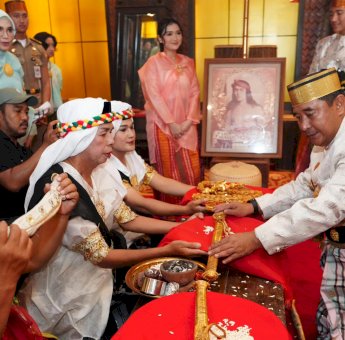 Dewan Adat Saoraja Bone Anugerahi Pj Gubernur Bahtiar Gelar Adat Daeng Mappuji