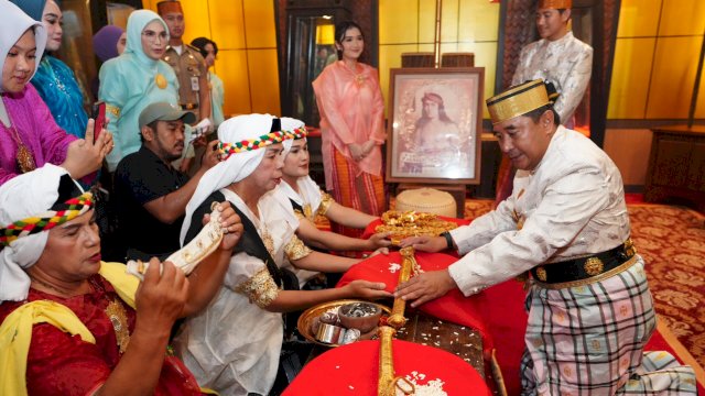 Pj Gubernur Sulsel Bahtiar Baharuddin, saat mengikuti prosesi pemberian Gelar Adat Daeng Mappuji, Jum'at (19/04/2024). (Istimewa)