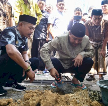 Pj Gubernur Sulsel Lakukan Peletakan Batu Pertama Pembangunan Menara Masjid Nurul Ilmi Himal SMPPSMADAGA Bone