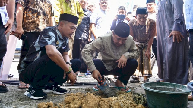 Pj Gubernur Sulsel Lakukan Peletakan Batu Pertama Pembangunan Menara Masjid Nurul Ilmi Himal SMPPSMADAGA Bone