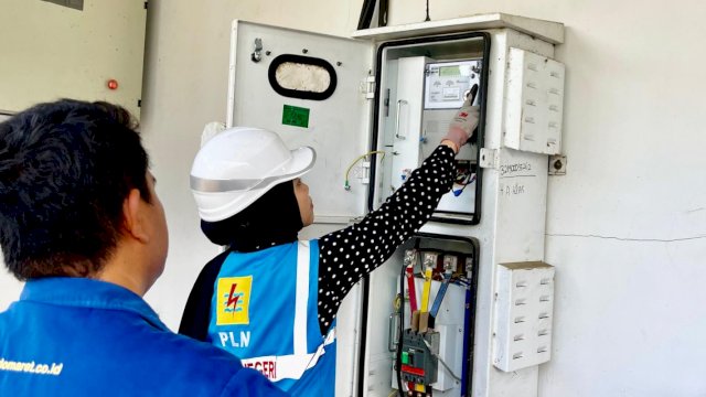 Salah satu petugas Srikandi PLN, Rathy Shinta Utami, saat melakukan pemasangan Instalasi Listrik di Daerah Kepulauan terluar Provinsi Sulawesi Tenggara di Kabupaten Wakatobi beberapa waktu lalu. (Istimewa)