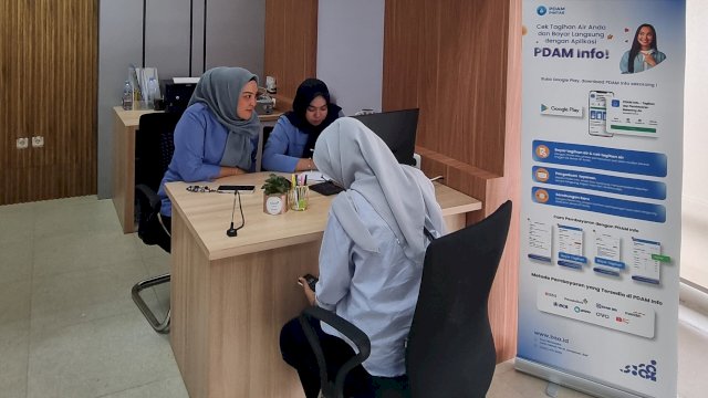 Petugas Perumda Tirta Jeneberang saat melayani pengunjung di MPP Gowa, kemarin. (Dok. Chaerani/Republiknews.co.id)
