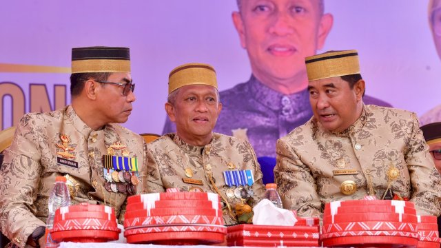 Pj Gubernur Sulsel Bahtiar Baharuddin dan Kapolda Sulsel Irjen Pol Andi Rian R Djajadi, bersama Pj Bupati Bone Andi Islamuddin, saat menghadiri prosesi Mattompang Arajang, Sabtu (20/04/2024). (Istimewa)