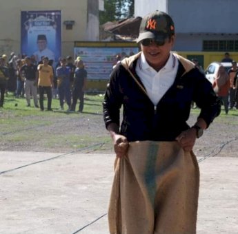 Rangkaian Hari Jadi Soppeng ke-763, Bupati Andi Kaswadi Ikut Lomba Lari Karung