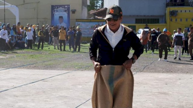 Rangkaian Hari Jadi Soppeng ke-763, Bupati Andi Kaswadi Ikut Lomba Lari Karung