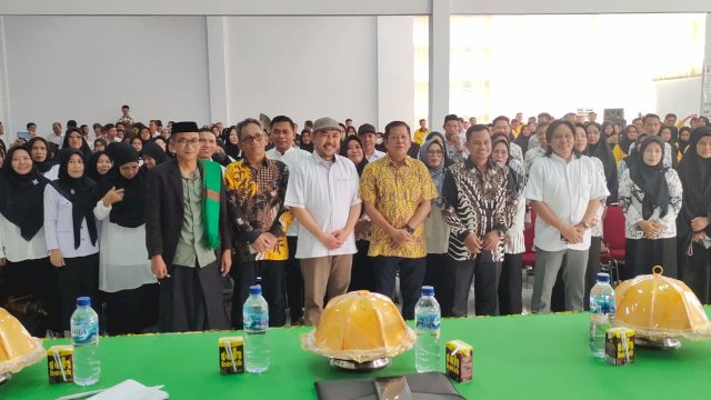 Bupati Soppeng Andi Kaswadi Razak, bersama ratusan Guru yang mengikuti acara LP2KS, Sabtu (20/04/2024). (Foto: Yusuf / Republiknews.co.id)